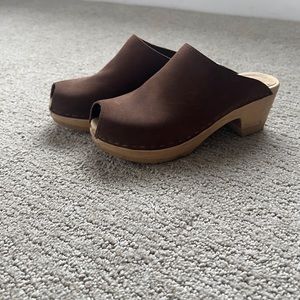 Brown peep toe Sven clogs, size 6